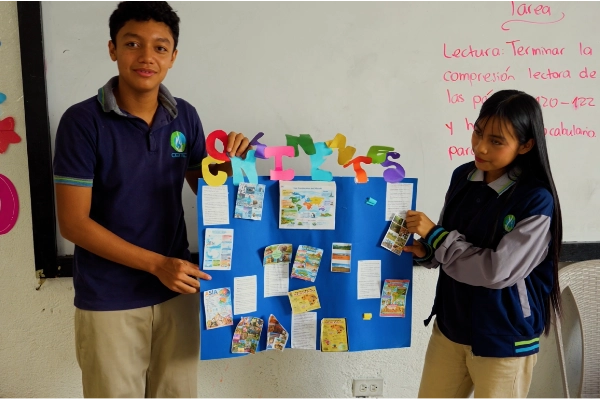 Jóvenes de básicos en laboratorio