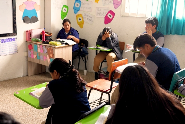 Estudiantes de diversificado graduándose