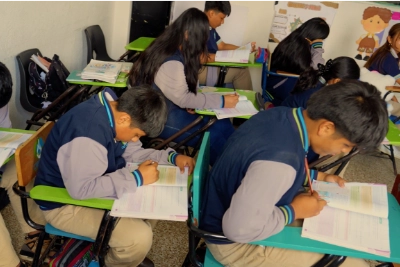 Estudiantes estudiando la Biblia